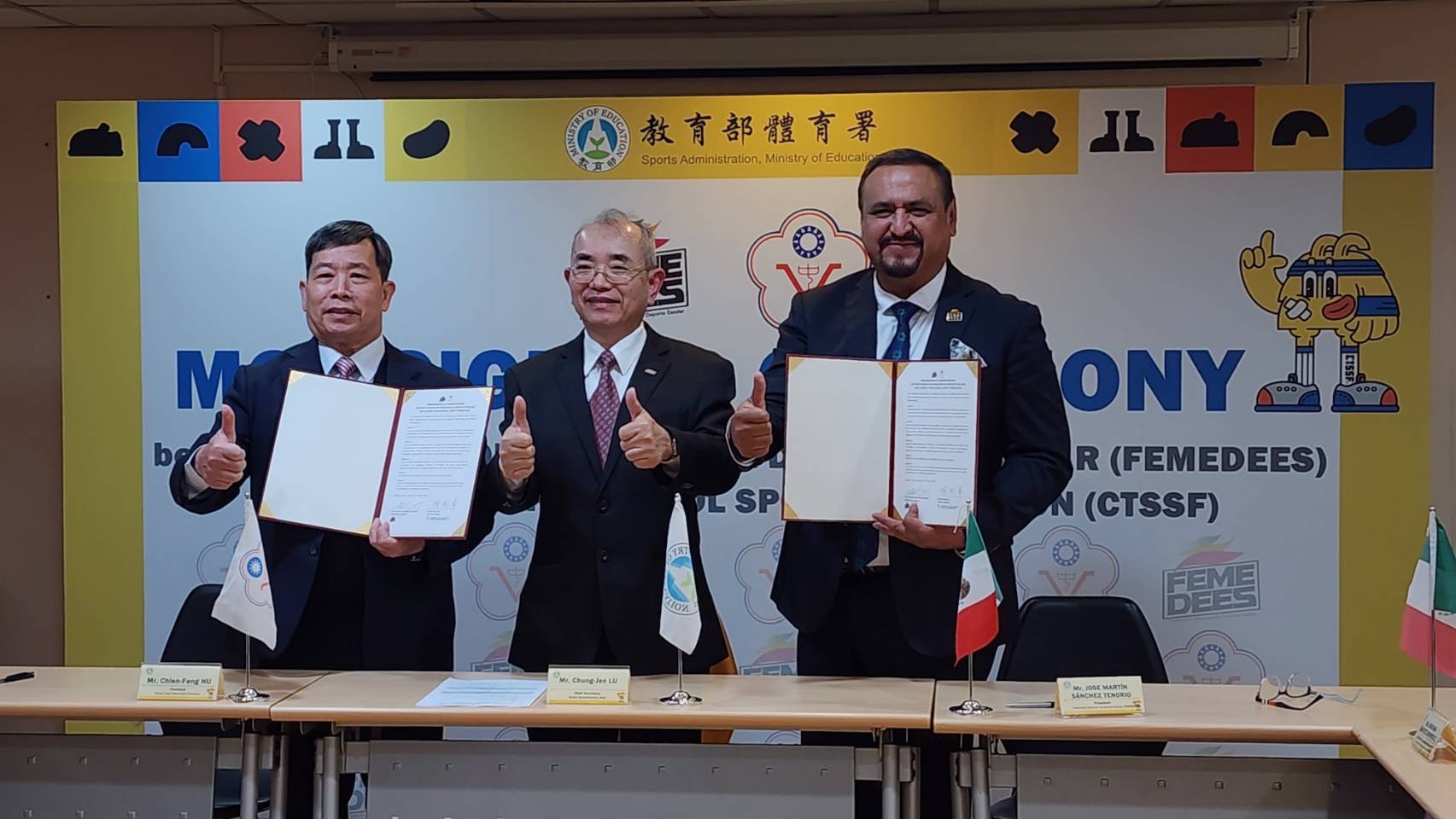 (圖)The president of FEMEDEES (Mexican School Sports Federation), Mr. Jose Martin Sanchez Tenorio (right), and the president of the Chinese Taipei School Sport Federation, Hu Jian-feng (left), jointly signed a memorandum of cooperation to create more exchange opportunities for young athletes.